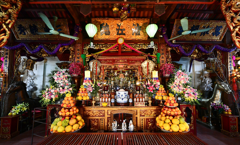 Không khí trang nghiêm bên trong đền Quan Lớn Đệ Tam Lảnh GiangKhông khí trang nghiêm bên trong đền Quan Lớn Đệ Tam Lảnh Giang